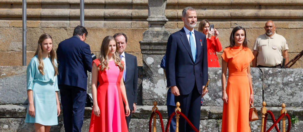 Los Reyes Don Felipe y Doña Letizia, junto a la Princesa Leonor y la Infanta Sofía, presiden la Ofrenda Nacional al Apóstol Santiago