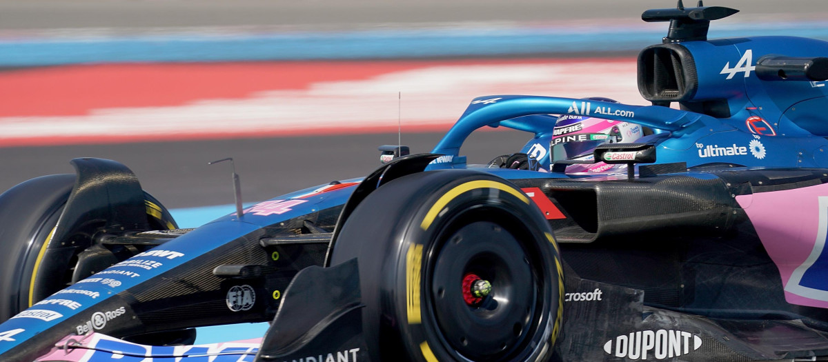 Fernando Alonso pilotando su Alpine durante el GP de Francia 2022