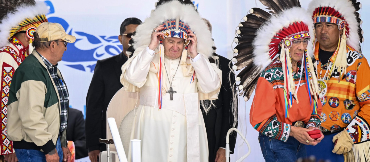 El papa Francisco lleva un tocado que le regalaron los líderes indígenas durante una reunión en Muskwa Park en Maskwacis, Alberta, Canadá