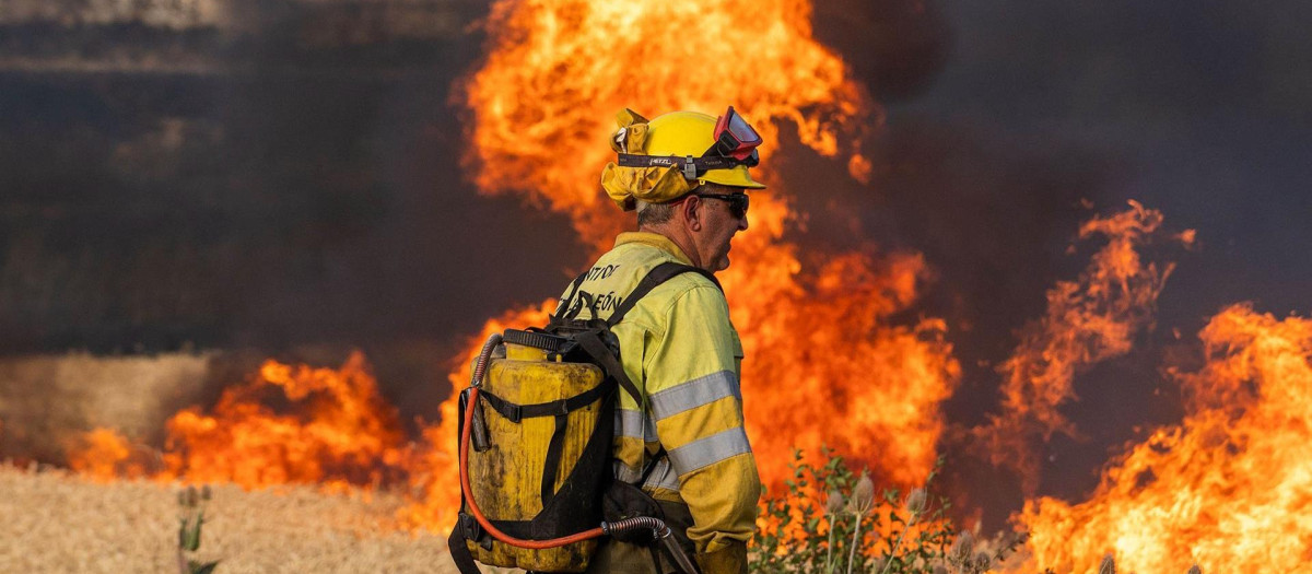 Un bombero observa las llamas del incendio en Quintanilla del Coco, Burgos.