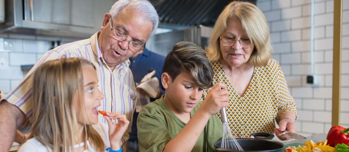 Abuelos con sus nietos