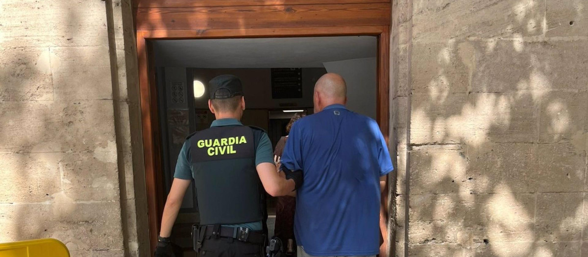 Un agente de la Guardia Civil con el presunto autor de los incendios en Calviá.