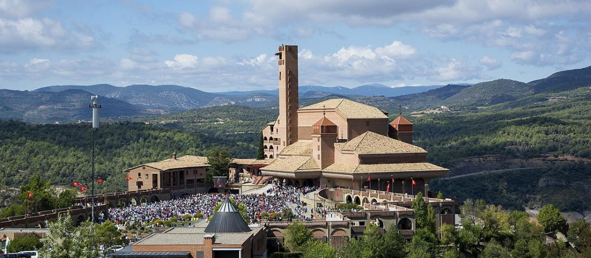 La Virgen de Torreciudad (Huesca) data de hace mil años. La antigua ermita se halla entre riscos de complejo acceso en medio de las elevaciones que preceden a los Pirineos. Sin embargo, su historia cambió en 1904, cuando San Josemaría Escrivá tenía dos años y sus padres peregrinaron desde Barbastro, a unos veinte kilómetros, para agradecer la curación de su hijo, que había estado gravemente enfermo. En 1975, el mismo año de su fallecimiento, el fundador del Opus Dei ve cómo concluyen los trabajos del nuevo santuario de grandes dimensiones, pensado para acoger a miles de peregrinos. La inauguración del recinto sucedió un par de semanas tras su muerte. Este santuario está planteado como un compendio de devoción intensa y de espacios amplios, por encima de un pantano y con vistas a los montes. Cuenta con capillas que recrean Loreto o El Pilar y con recorridos al aire libre para rezar cada etapa del rosario, del Vía Crucis o de los Dolores y Gozos de San José.