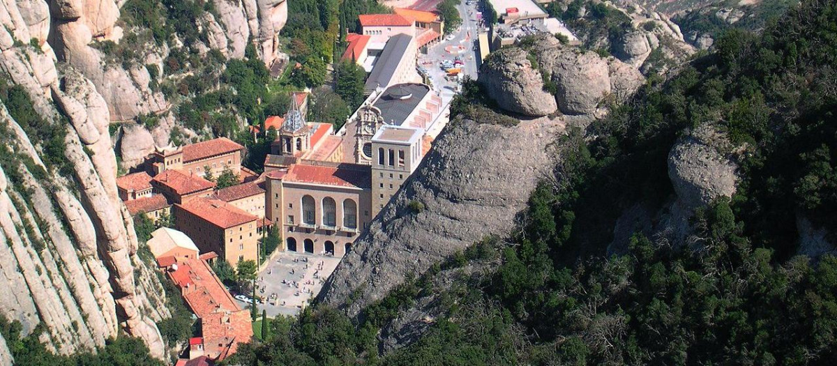 Monasterio de Montserrat
Uno de los lugares más antiguos de España de veneración a la Virgen. La tradición remonta al siglo IX el inicio de esta devoción, si bien es el Abad Oliba el fundador del monasterio en el siglo XI. De un siglo posterior es la talla ante la que hoy se reza. La historia de este punto emblemático de la religión está plagada de todo tipo de anécdotas: un fraile que había vivido en Montserrat acompañó a Colón en una de sus travesías, y de aquello ha quedado el nombre de Montserrat en una isla del Caribe. Ha pasado por momentos luctuosos y también de enorme fulgor. Su relevancia cultural es de primer rango, y su comunidad benedictina cuenta con escolanía. Además de biblioteca con valiosos pergaminos latinos y papiros griegos, también dispone de un museo con piezas arqueológicas egipcias, así como piezas de Picasso, El Greco y pinturas modernas.