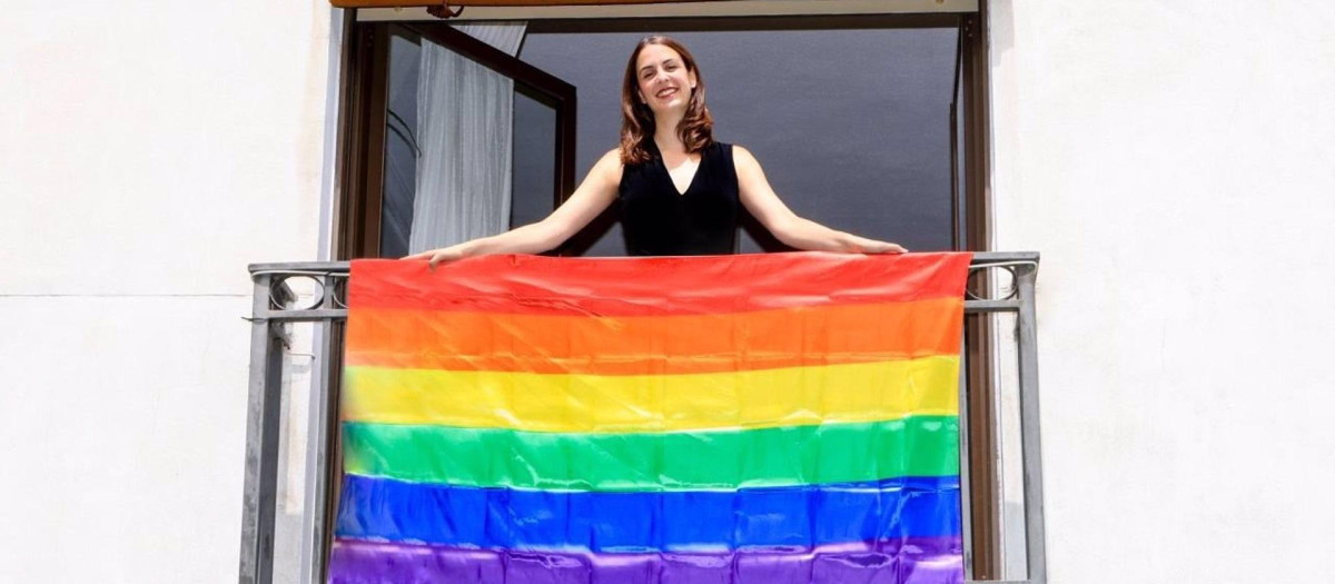 La portavoz de Más Madrid en el Ayuntamiento, Rita Maestre, posando en un balcón con la bandera LGTBI