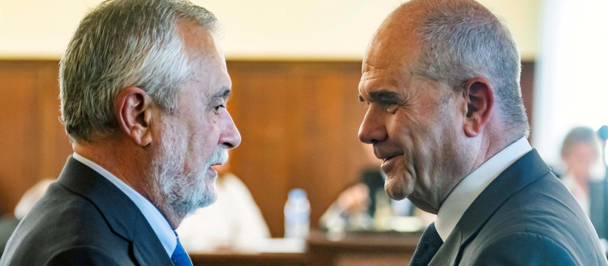 Los expresidentes de la Junta de Andalucía Manuel Chaves y José Antonio Griñán en la sala de la Audiencia de Sevilla tras finalizar el juicio de la pieza política del caso ERE