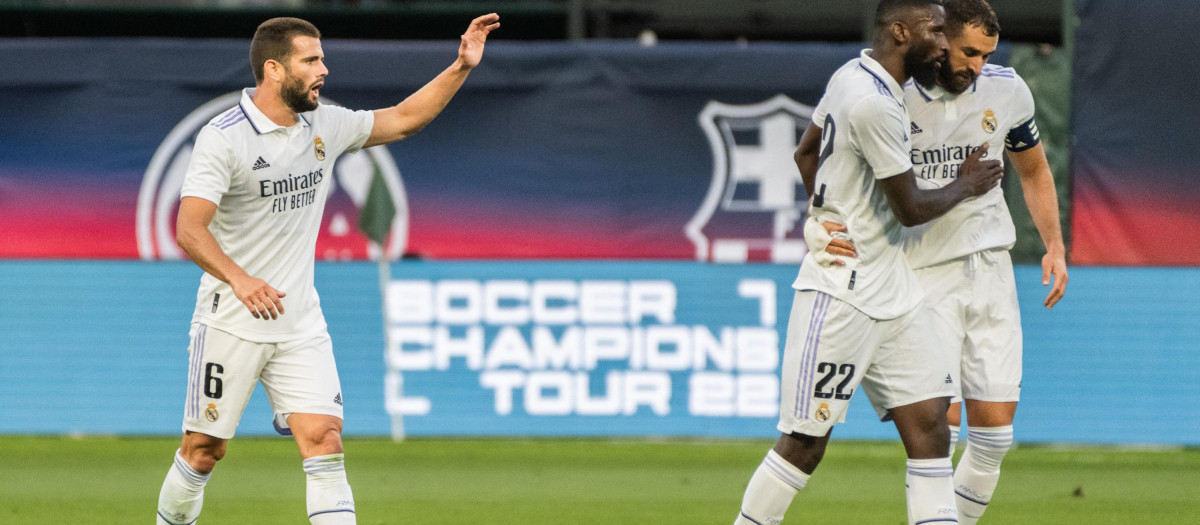 Benzema se abraza con Rudiger tras su gol al América
