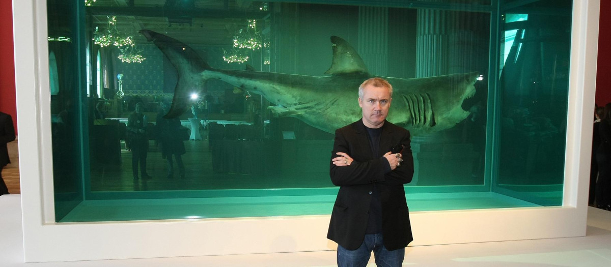 Damian Hirst ante su obra 'El Inmortal', un tiburón real conservado en formaldehído