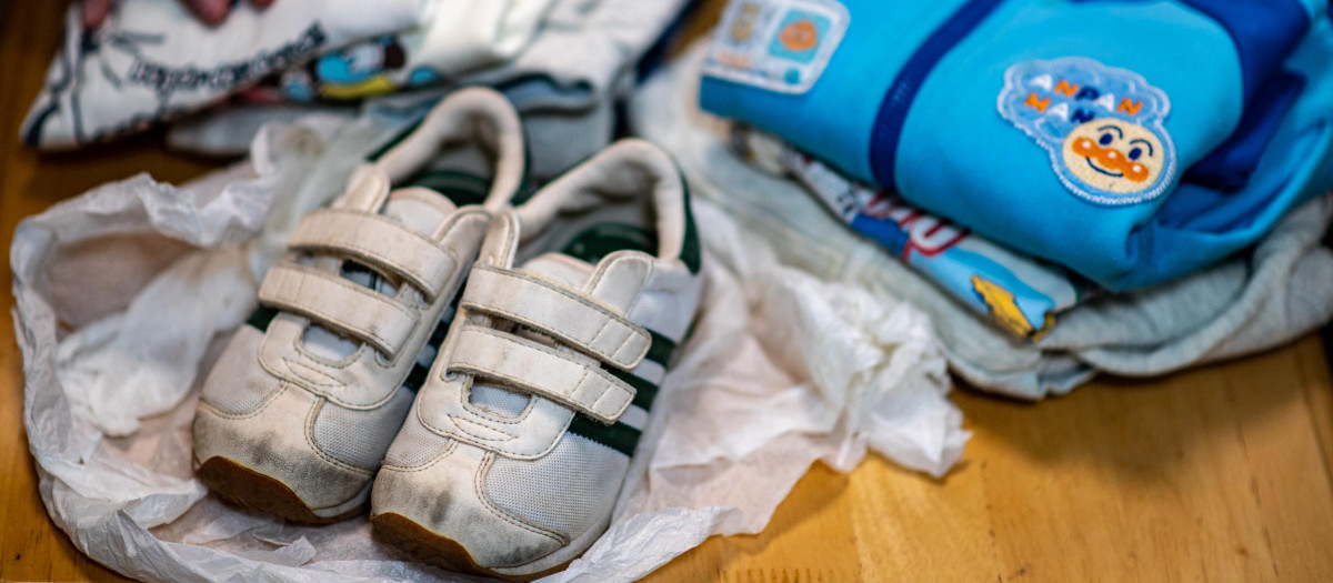 La ropa para un niño pequeño abandonado, preparada en el Hospital Jikei