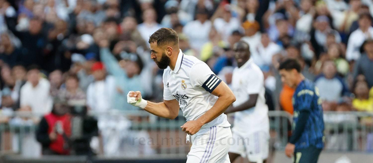 Karim Benzema celebra su gol ante el América