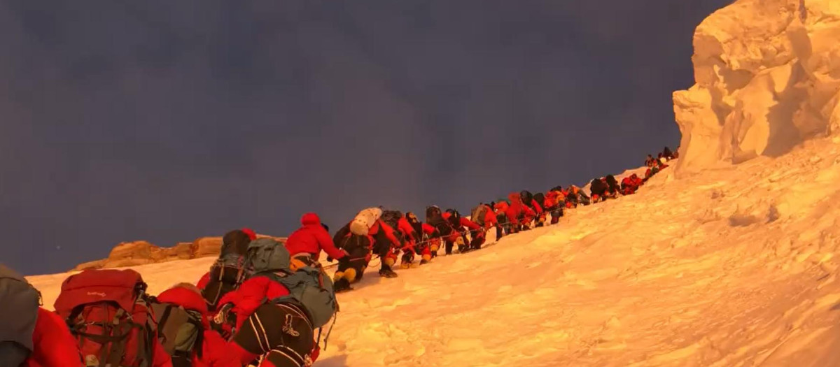 Captura del video del alpinista Mingma G donde se ve a los escaladores en fila