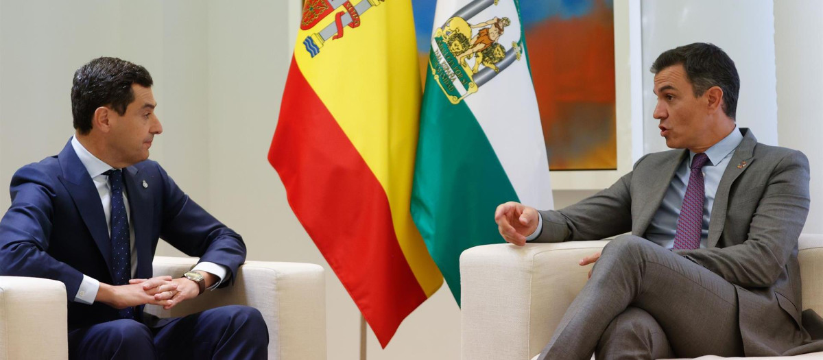 El presidente del Gobierno, Pedro Sánchez (d), recibe al presidente de Andalucía, Juan Manuel Moreno (i), con una agenda marcada por los incendios forestales que golpean España, este jueves en el Palacio de la Moncloa en Madrid.