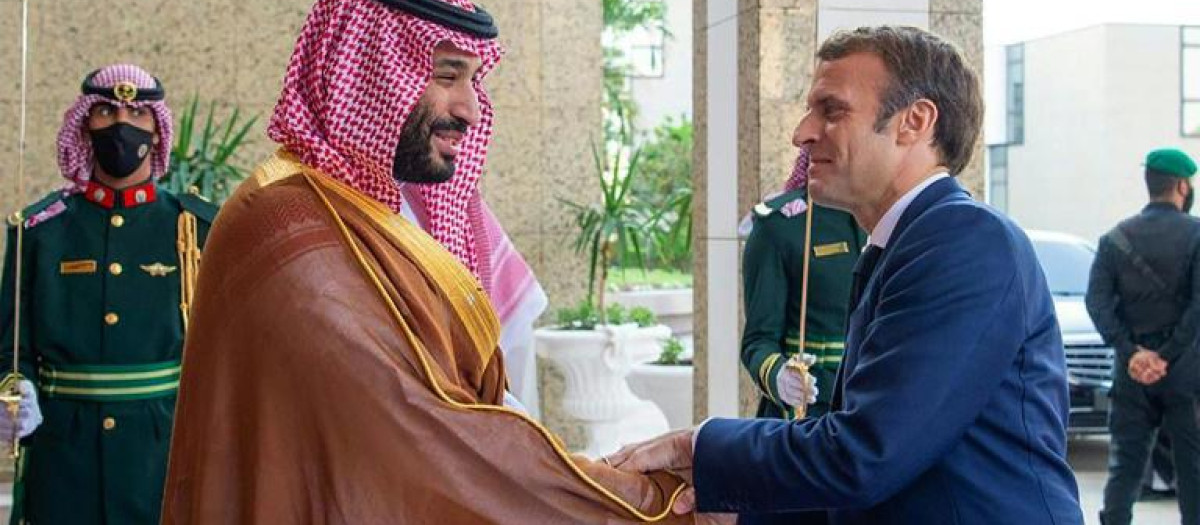 Emmanuel Macron y Mohammed bin Salman, durante la visita del presidente francés a Riad en 2021
