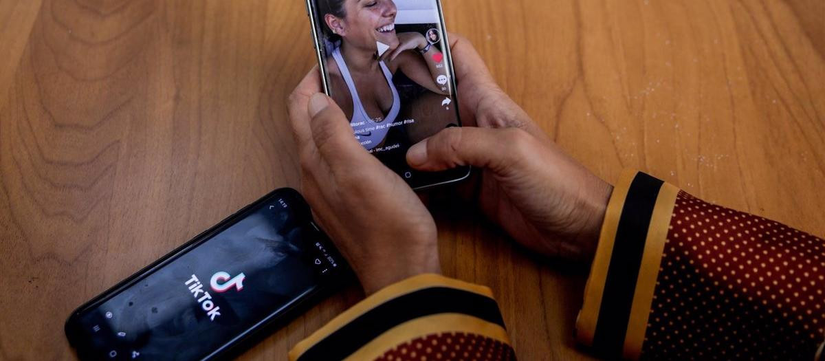 Una persona mira en su móvil el vídeo de una joven en la red musical Tik Tok, en Madrid (España), a 22 de septiembre de 2020. TikTok ha publicado este martes su tercer Informe de Transparencia, que recoge la actividad del primer semestre de 2020, en el que se eliminaron más de cien millones de vídeos por infringir las normas de la plataforma.
POLITICA 
Europa Press