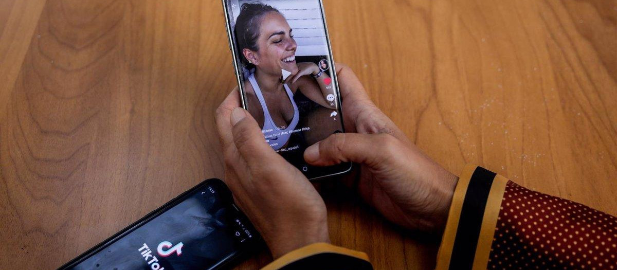 Una persona mira en su móvil el vídeo de una joven en la red musical Tik Tok, en Madrid (España), a 22 de septiembre de 2020. TikTok ha publicado este martes su tercer Informe de Transparencia, que recoge la actividad del primer semestre de 2020, en el que se eliminaron más de cien millones de vídeos por infringir las normas de la plataforma.
POLITICA
Europa Press