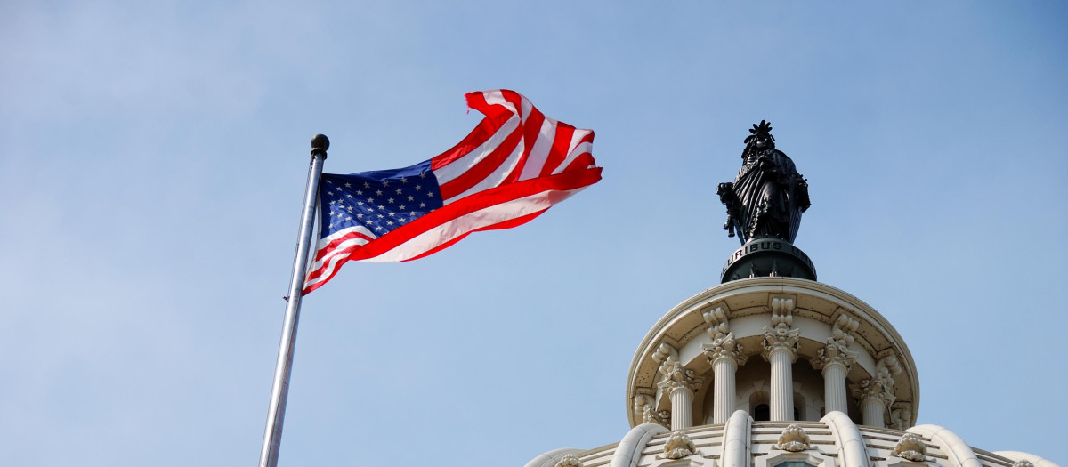 La bandera de Estados Unidos ondea frente al Capitolio