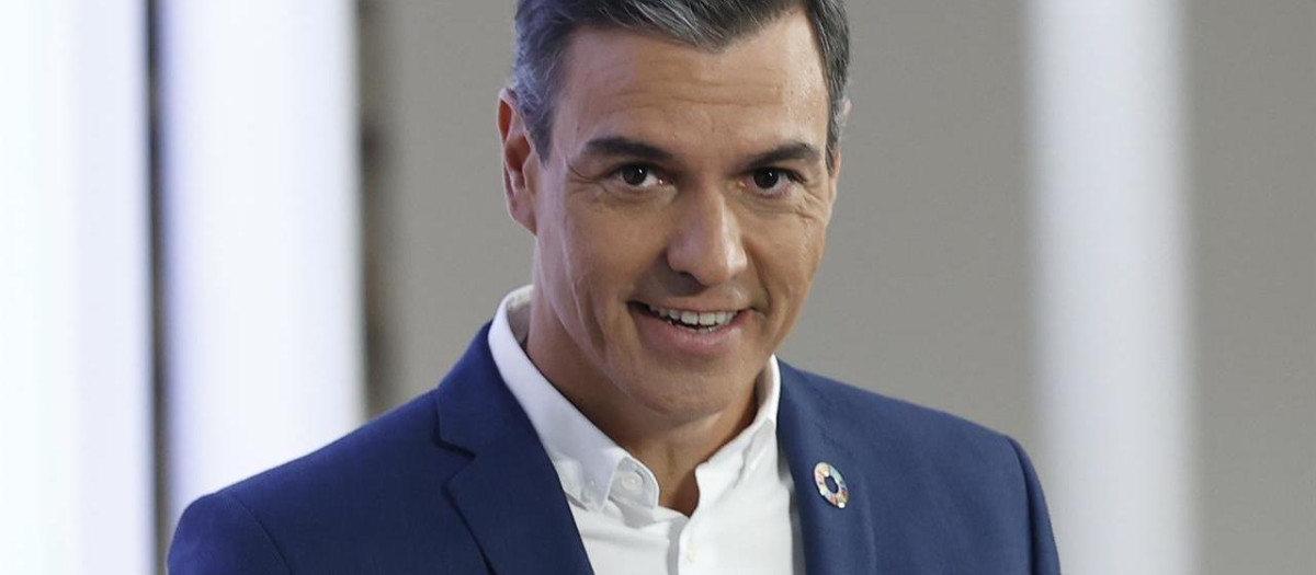 El presidente del Gobierno, Pedro Sánchez, posa con el informe de rendición de cuentas del Gobierno de España