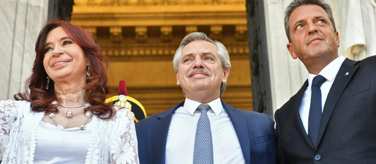 Handout picture released by Argentina's Presidency showing Argentina's President Alberto Fernandez (C), Vice-President Cristina Fernandez de Kirchner (L) and legislator Serio Massa leaving the Congress after the inauguration of the 140th period of ordinary sessions, in Buenos Aires, on March 1, 2022. - Argentina's government on July 28, 2022, appointed the head of the country's lower house of Congress, Sergio Massa, as the new economy "super minister," as Buenos Aires attempts to surmount an economic crisis marked by soaring inflation. Massa's appointment brings together three ministries under his supervision: economy, development and agriculture. (Photo by MARIA EUGENIA CERUTTI / Argentinian Presidency / AFP) / RESTRICTED TO EDITORIAL USE - MANDATORY CREDIT "AFP PHOTO / ARGENTINE PRESIDENCY / MARIA EUGENIA CERUTI" - NO MARKETING - NO ADVERTISING CAMPAIGNS - DISTRIBUTED AS A SERVICE TO CLIENTS