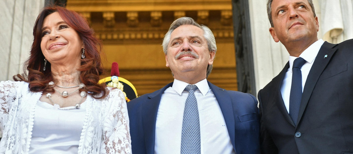 Handout picture released by Argentina's Presidency showing Argentina's President Alberto Fernandez (C), Vice-President Cristina Fernandez de Kirchner (L) and legislator Serio Massa leaving the Congress after the inauguration of the 140th period of ordinary sessions, in Buenos Aires, on March 1, 2022. - Argentina's government on July 28, 2022, appointed the head of the country's lower house of Congress, Sergio Massa, as the new economy "super minister," as Buenos Aires attempts to surmount an economic crisis marked by soaring inflation. Massa's appointment brings together three ministries under his supervision: economy, development and agriculture. (Photo by MARIA EUGENIA CERUTTI / Argentinian Presidency / AFP) / RESTRICTED TO EDITORIAL USE - MANDATORY CREDIT "AFP PHOTO / ARGENTINE PRESIDENCY / MARIA EUGENIA CERUTI" - NO MARKETING - NO ADVERTISING CAMPAIGNS - DISTRIBUTED AS A SERVICE TO CLIENTS