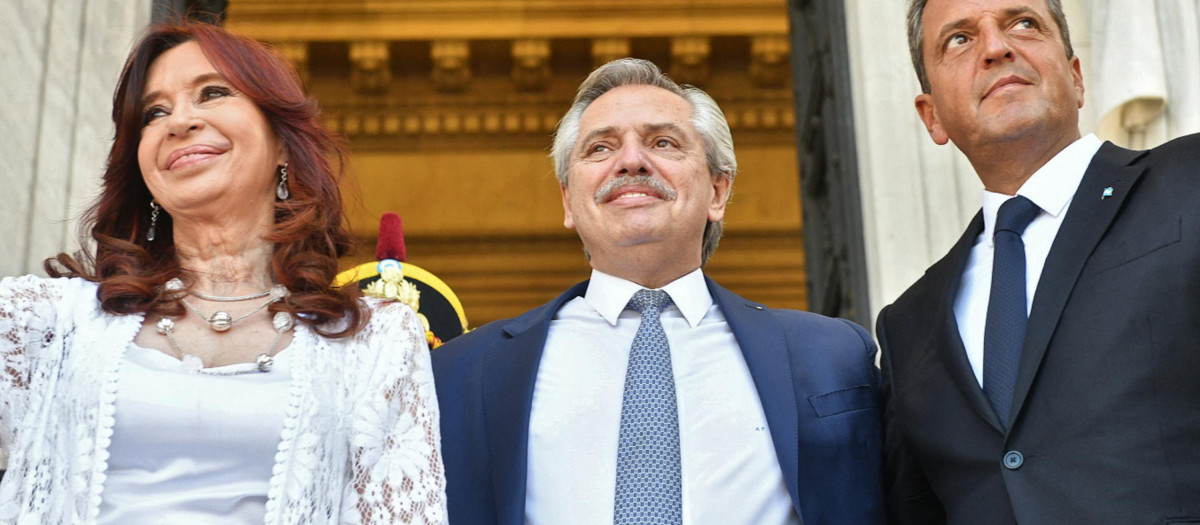 Handout picture released by Argentina's Presidency showing Argentina's President Alberto Fernandez (C), Vice-President Cristina Fernandez de Kirchner (L) and legislator Serio Massa leaving the Congress after the inauguration of the 140th period of ordinary sessions, in Buenos Aires, on March 1, 2022. - Argentina's government on July 28, 2022, appointed the head of the country's lower house of Congress, Sergio Massa, as the new economy "super minister," as Buenos Aires attempts to surmount an economic crisis marked by soaring inflation. Massa's appointment brings together three ministries under his supervision: economy, development and agriculture. (Photo by MARIA EUGENIA CERUTTI / Argentinian Presidency / AFP) / RESTRICTED TO EDITORIAL USE - MANDATORY CREDIT "AFP PHOTO / ARGENTINE PRESIDENCY / MARIA EUGENIA CERUTI" - NO MARKETING - NO ADVERTISING CAMPAIGNS - DISTRIBUTED AS A SERVICE TO CLIENTS