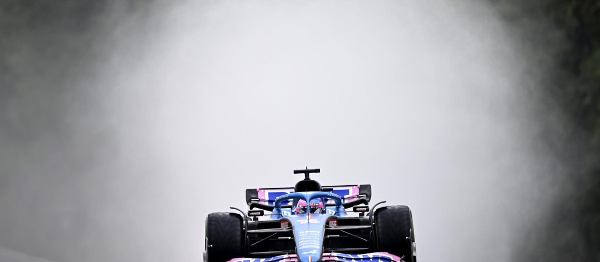 Fernando Alonso conduciendo bajo la lluvia de Hungría