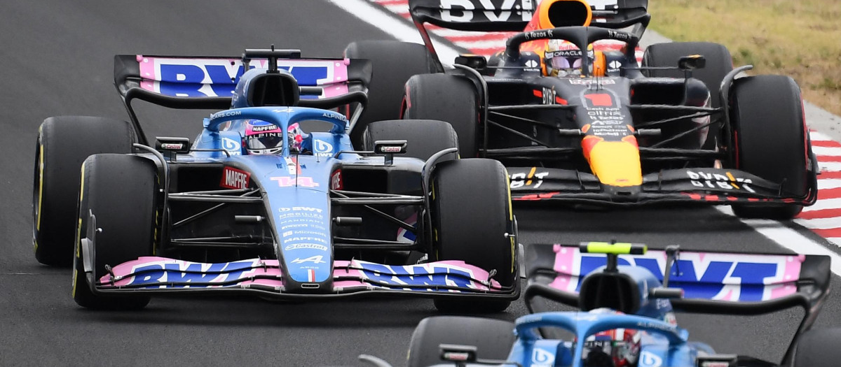 Ocon, en primer plano, con Alonso y Verstappen detrás