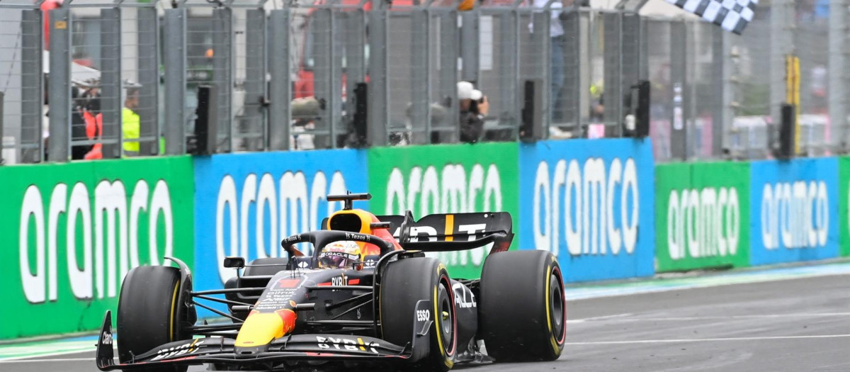 Verstappen, cruzando la línea de meta en Hungría