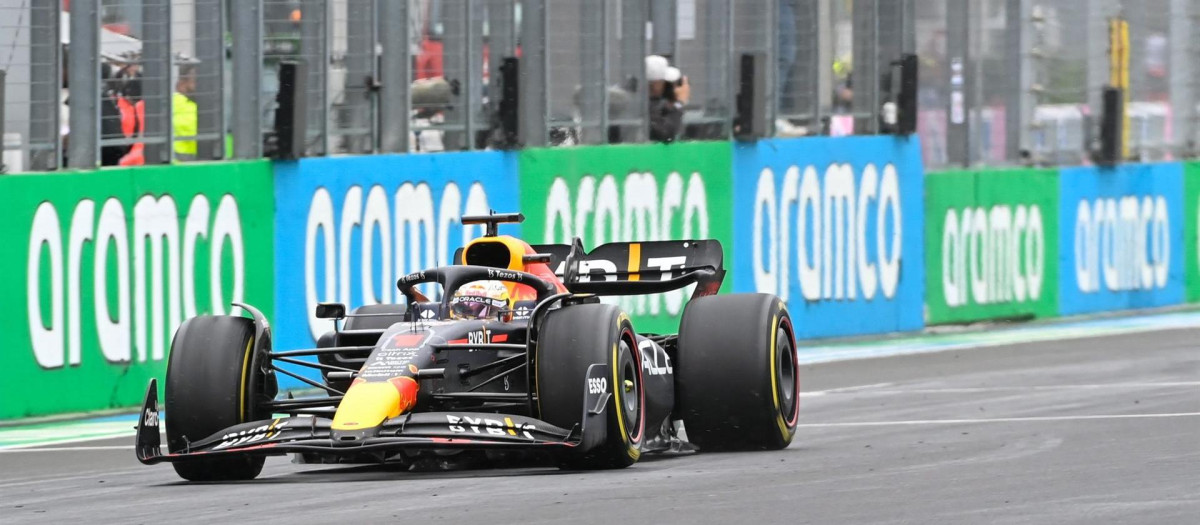 Verstappen, cruzando la línea de meta en Hungría