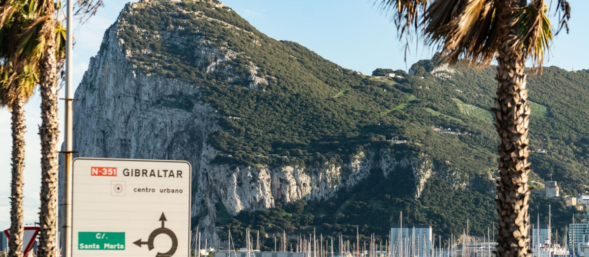 Una vista del peñón de Gibraltar desde la vecina ciudad española de La Línea, España