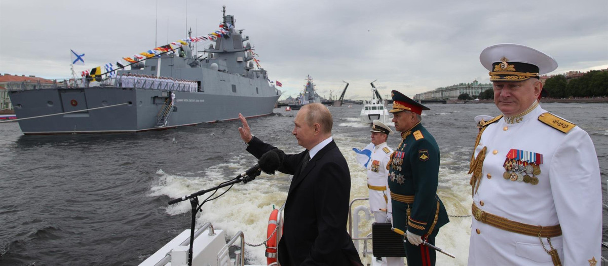 El presidente ruso, Vladimir Putin asiste al Desfile Naval Principal que marca el Día de la Marina Rusa en San Petersburgo, Rusia