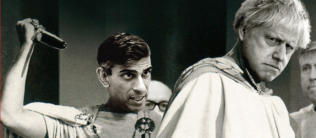 Rishi Sunak, caracterizado como Bruto, apuñala por la espalda a Boris Johnson, caracterizado como Julio César