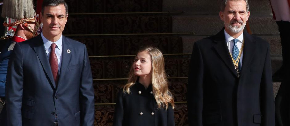 Pedro Sánchez junto a la Familia Real, durante la sesión constitutiva de las Cortes Generales en febrero de 2020