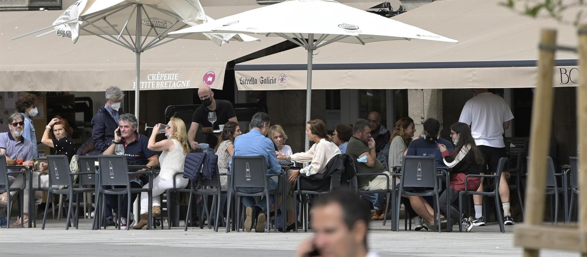 Varias personas en la terraza de un bar, a 18 de septiembre de 2021, en A Coruña, Galicia (España)