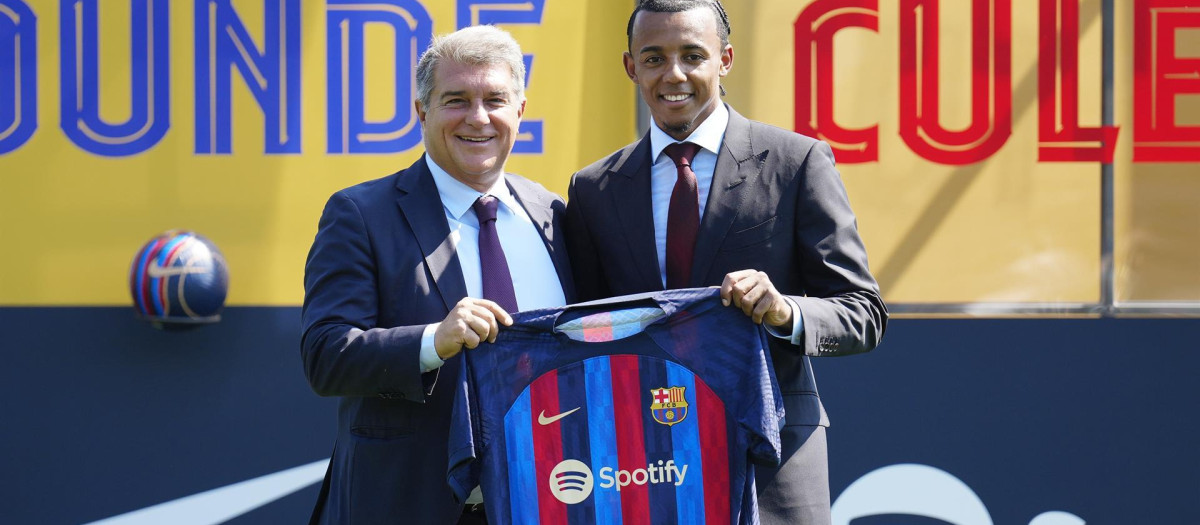 Joan Laporta, junto a Jules Koundé, en la presentación del futbolista