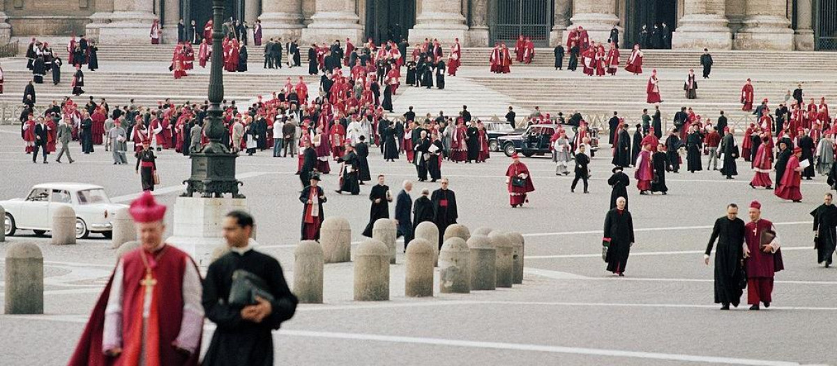 Padres conciliares salen de la Basílica de San Pedro durante el Concilio vaticano II