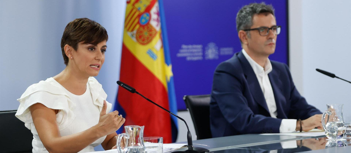 La ministra de Política Territorial y portavoz del Gobierno, Isabel Rodríguez, y el ministro de Presidencia, Félix Bolaños