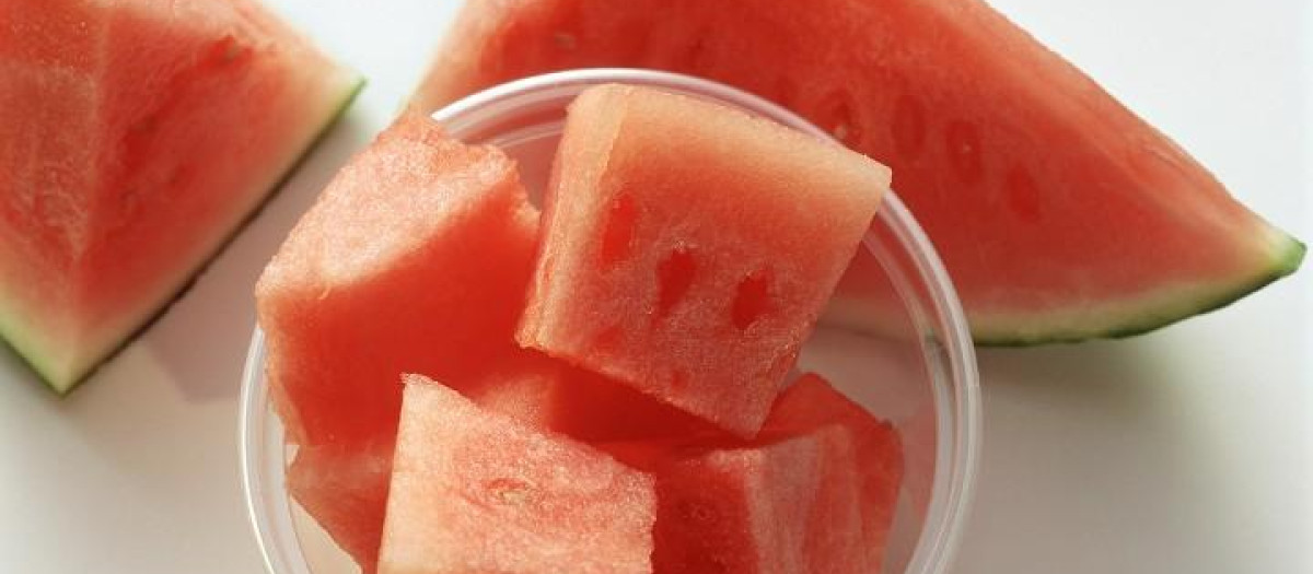 Pieces of water melon in plastic pot and slice of melon 
Fresca Fresco Fruta Ingrediente Ingredientes Maceta de plastico Maceta de plástico Melon Melón Nadie Orinal de plastico Orinal de plástico Papaya Recien Recién Rodaja de melon Rodaja de melón Sandia Sandía Trocito de melon Trocito de melón Trozo de melon Trozo de melón Vajilla de plastico Vajilla de plástico Varias Varios Vaso de plastico Vaso de plástico