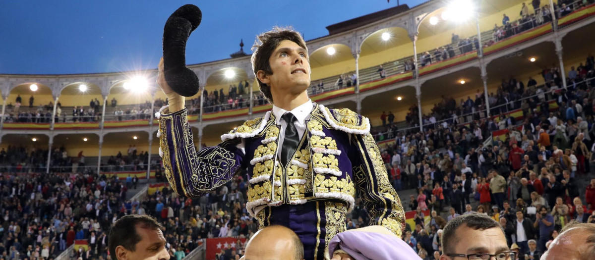 El torero francés Sebastián Castella sale a hombros de la Plaza de Toros de las Ventas.
