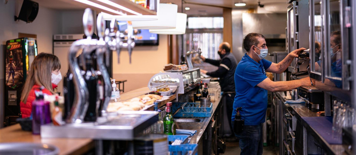 Un trabajador prepara un café.