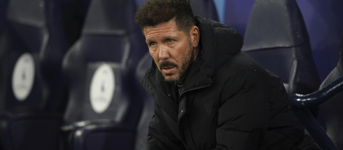 Simeone en el banquillo del Ethihad Stadium en el partido Manchester City-Atlético de Madrid de la temporada pasada
