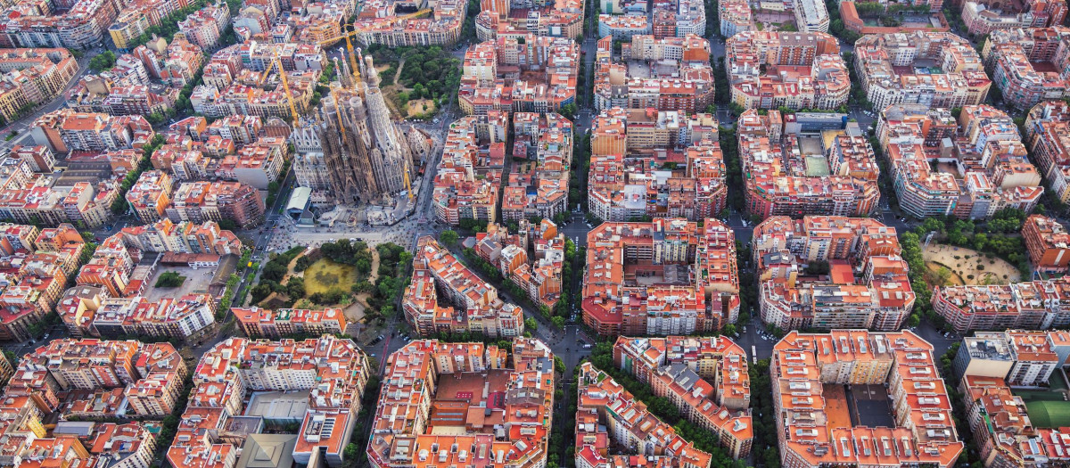 Vista aérea del barrio del Ensanche (Eixample, en catalán), con la Sagrada Familia en el centro
