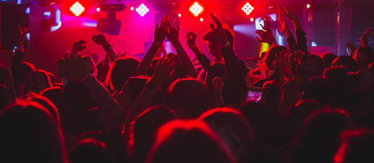 Un grupo de personas baila en una discoteca