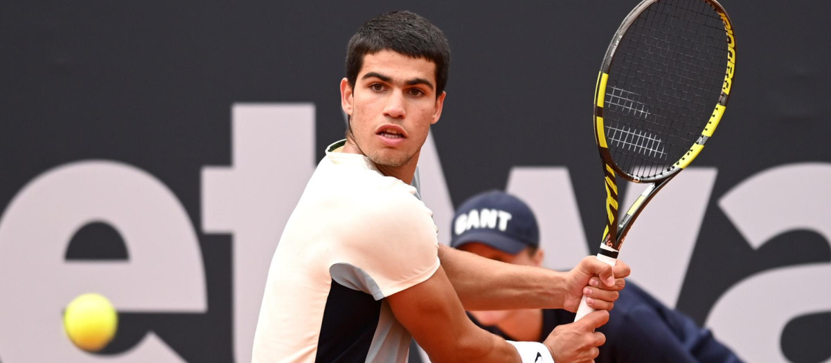 Carlos Alcaraz durante un partido del ATP 500 de Hamburgo 2022
