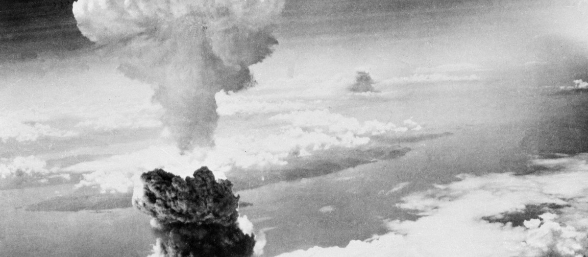 Nube de hongos sobre Nagasaki, Japón, tras el lanzamiento de la segunda bomba, 9 de agosto de 1945