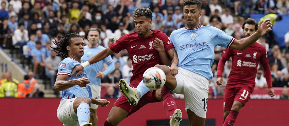 Liverpool y Manchester City disputando el primer título de la temporada, la Community shield