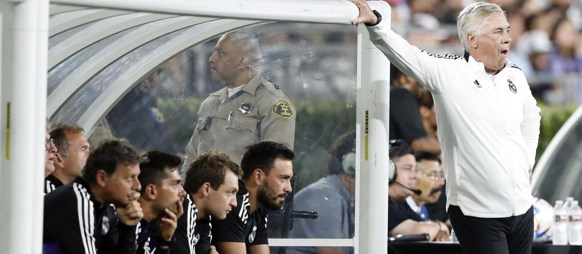 Carlo Ancelotti, en el banquillo, con todo su cuerpo técnico