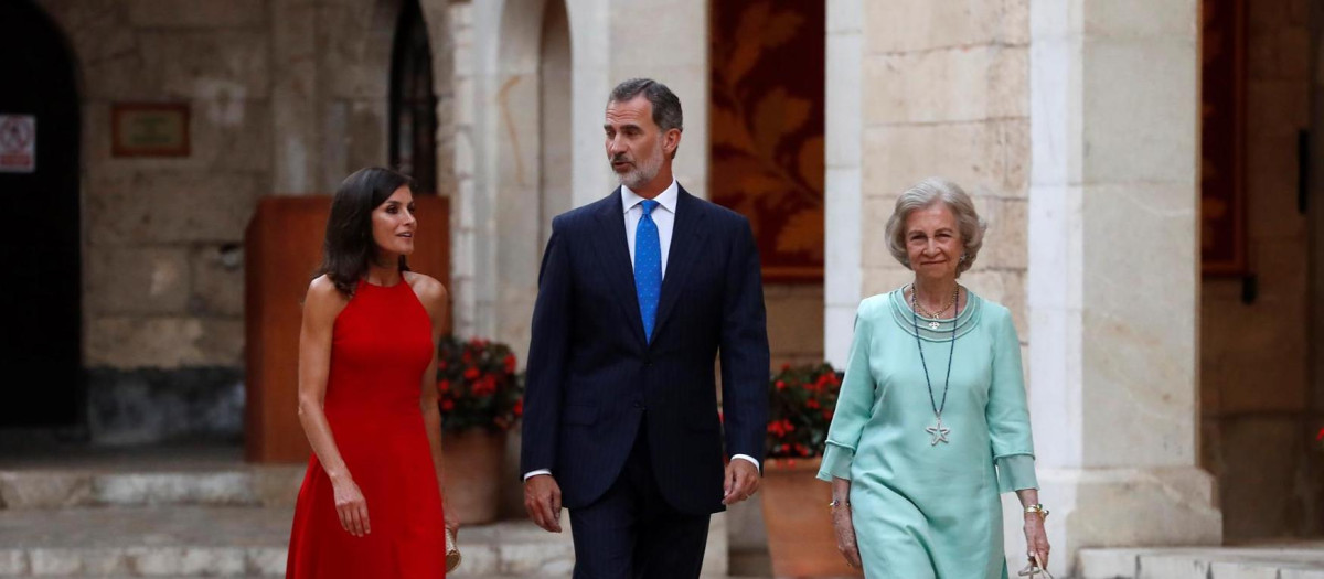 Los Reyes Felipe Vi, Letizia y la Reina Sofía en el palacio de la Almudaina, en Palma, durante la recepción oficial de 2019