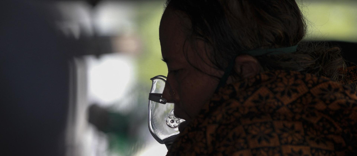 Una paciente de covid es trasladada a un hospital de Dhaka (Bangladés), en 2021