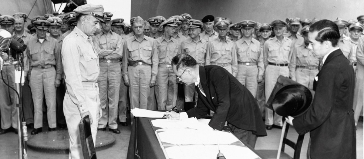 El Ministro de Relaciones Exteriores Mamoru Shigemitsu firma el Acta de Rendición en nombre del Gobierno de Japón, finalizando formalmente la Segunda Guerra Mundial