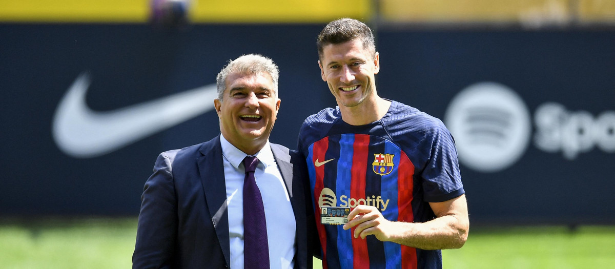 Robert Lewandowski con Joan Laporta durante la presentación del jugador en el Camp Nou